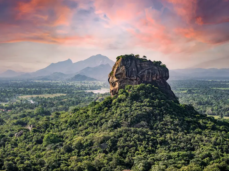 Auf unserer Rundreise durch Sri Lanka besteigen wir auch die Felsenfestung von Sigiriya.
