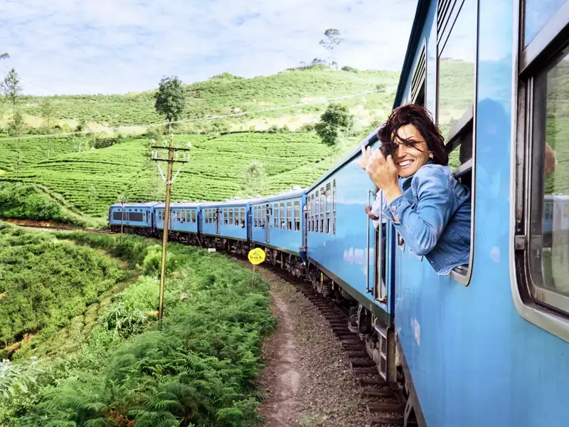 Auf unserer Mini-Gruppen-Reise durch Sri Lanka fahren wir auf einer der spektakulärsten Zugstrecken durch die Teeplantagen des Hochlands.