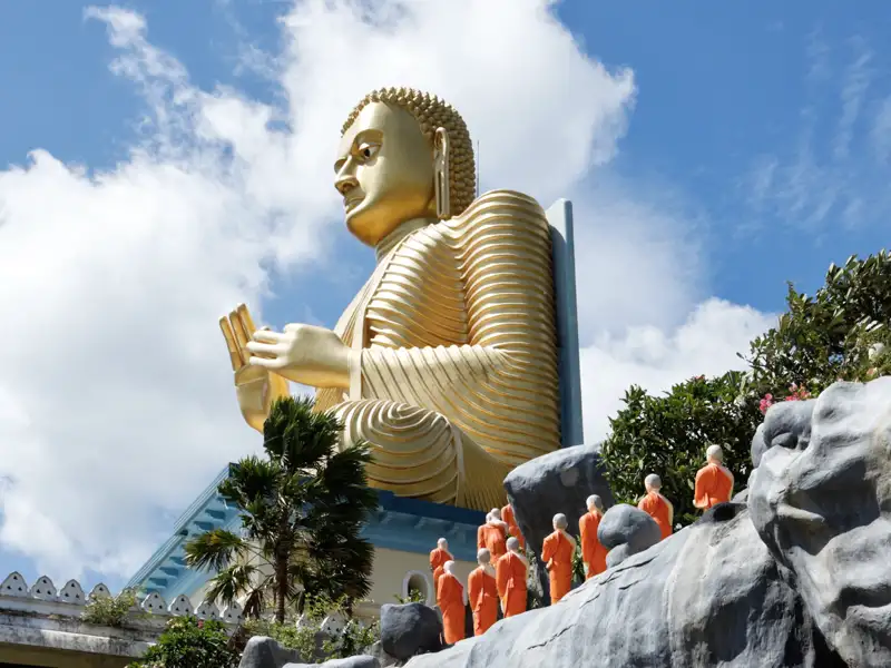 Auf Ihrer Rundreise durch Sri Lanka besuchen Sie Dambulla mit seinem goldenen Tempel und den geheimnisvollen Höhlenklöstern.