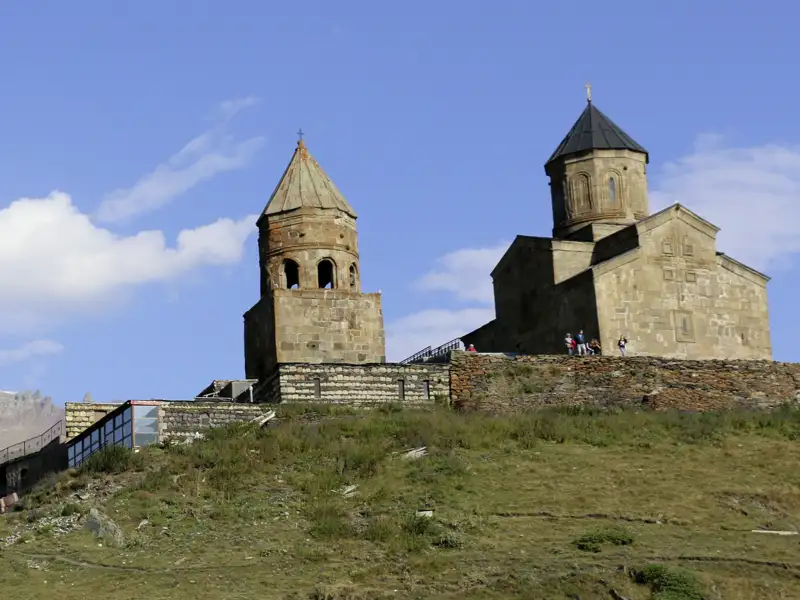 Gergeti-Dreifaltigkeitskirche in Stepantsminda vor dem Berg Kasbek, die wir auf unserer Marco Polo Reise durch Georgien in kleiner Gruppe besuchen.