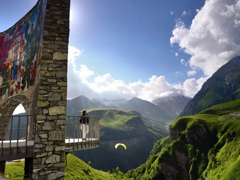 Auf unserer Reise durch Armenien und Georgien erwarten uns großartige Landschaftserlebnisse zwischen Steppenlandschaften und Großem Kaukasus. Heute genießen wir die spektakuläre Aussicht auf das Kaukasusgebirge von einer Aussichtsplattform an der Georgischen Heerstraße.