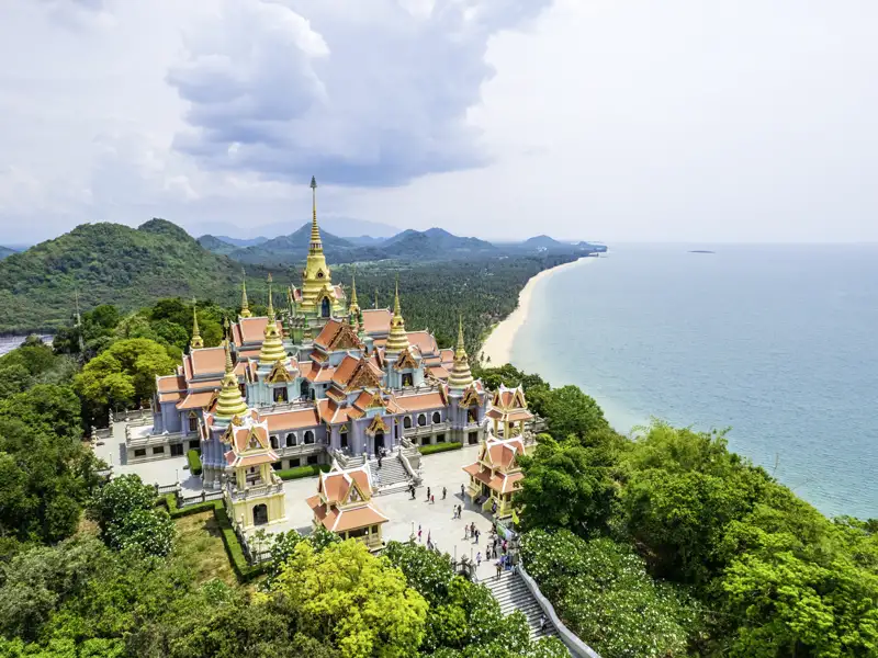 Auf unserer Marco Polo Entdeckerreise besuchen wir die Tempelanlage Wat Thang Sai, die auf dem Thong Chai Mountain thront  – ein gigantischer Ausblick über die Küste erwartet uns dort oben.
