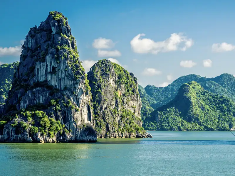 Bei der Vietnam-Reise in der Mini-Gruppe mit Marco Polo verbringen Sie zwei Nächte auf einer Dschunke in der Halongbucht. Die Landschaft wird Sie verzaubern: Fischerboote, schroffe und bewaldete kleine Inseln, Tausende von Felsen.