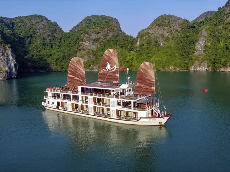 Die Milalux Cruise ist unser komfortables Zuhause für zwei Nächte in der Halongbucht - der perfekte Ort, um entspannt und voller Eindrücke in Vietnam anzukommen.