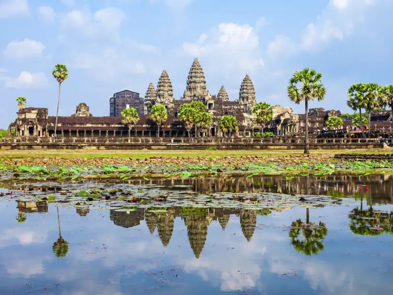 Schon bald liegt es vor uns, das größte sakrale Bauwerk der Erde: Angkor Wat. Über Jahrhunderte wetteiferten die kambodschanischen Steinmetze an der Sandsteinpyramide um die Meisterschaft und meißelten ihre Heldenepen so unfassbar schön in den Stein - wir stehen auf unserer MARCO POLO Reise durch Laos und Kambodscha stumm mit staunenden Augen davor.
