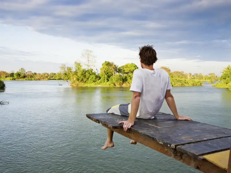 Bei einer Bootsfahrt im Gebiet der 4000 Inseln im Mekong genießen wir auf unserer Marco Polo Reise Laos von seiner entspanntesten Seite.