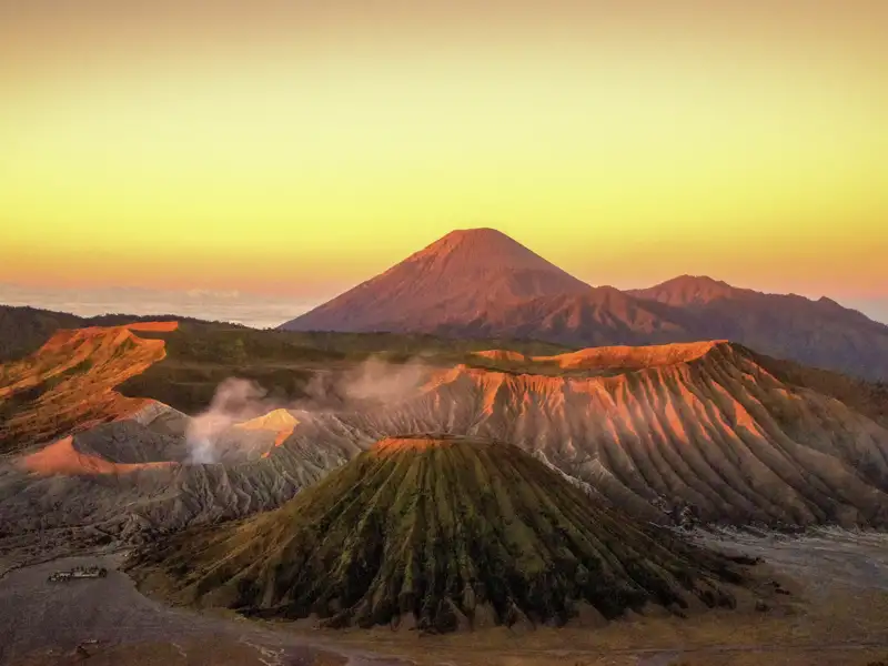 Durchs Dunkel wandern wir auf unserer Marco Polo Reise in der Mini-Gruppe zum besten Viewpoint - gleißend rot enthüllt der Sonnenaufgang den Mt. Bromo.