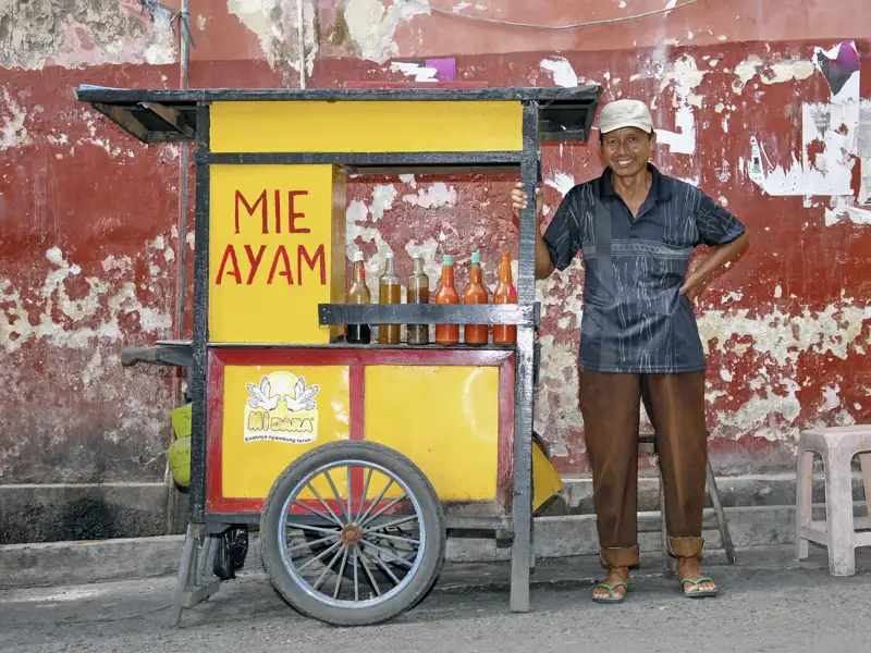 Auf Ihrer Marco Polo Reise durch Indonesien gibt es beim Streifzug durch die Straßen immer wieder vieles zu entdecken - wie hier den freundlichen Straßenverkäufer.