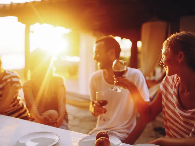 Beim Sundowner mit den Mitreisenden lassen Sie den erlebnisreichen Tag Revie passieren.