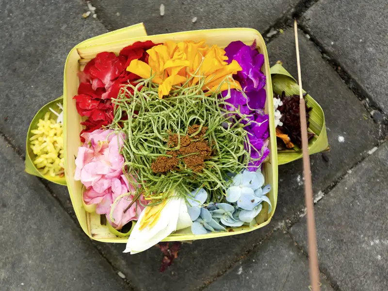 Der balinesische Hinduismus begegnet Ihnen auf Bali immer wieder – auch in Form von Opfergaben.