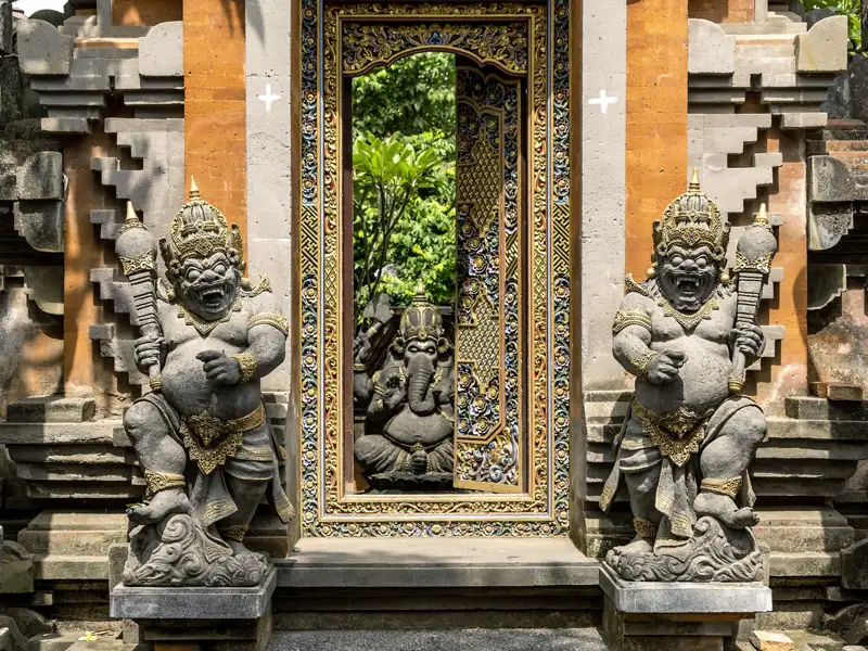 Auf Ihrer Rundreise nach Bali steht auch ein Besuch der schönstenTempel der Insel auf dem Programm - staunen Sie über die beeindruckenden Steinmetzarbeiten.