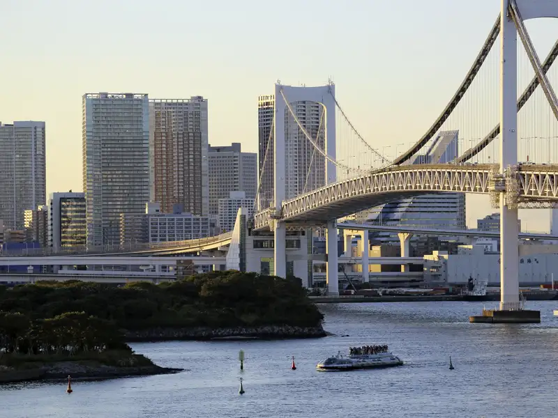 Auf dieser Marco Polo Reise durch Japan besuchen Sie auch Tokio und können von der künstlichen Insel Odaiba aus den Blick auf Skyline und Rainbow Bridge genießen.
