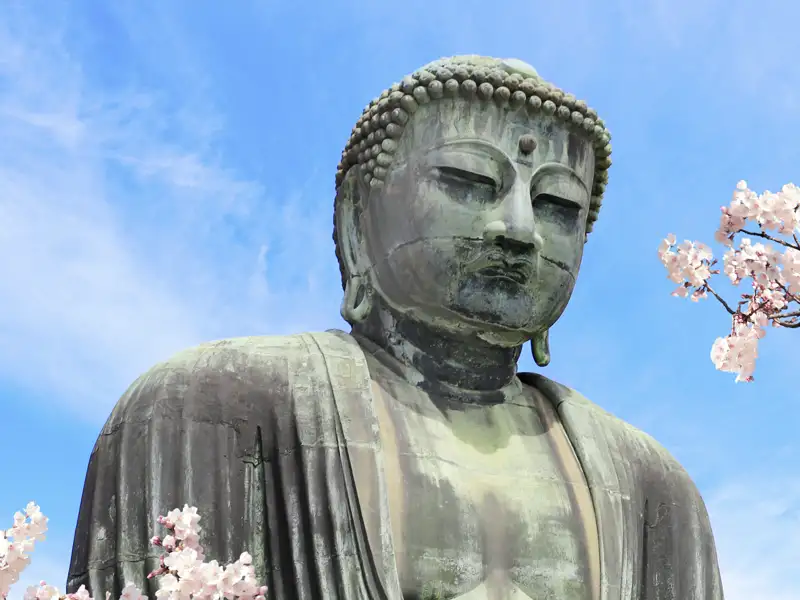 Auf dem Weg in die Metropole Tokio stoppen wir auf dieser Reise in der kleinen Gruppe in der Küstenstadt Kamakura und besuchen den Großen Buddha.