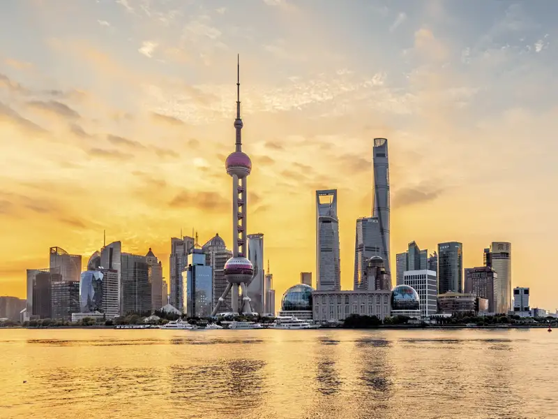 Auf unserer Marco Polo Entdeckerreise fahren wir vom Airport aus  im Transrapid  in den Wolkenkratzerstadtteil Pudong - wo Shanghai Tower, World Financial Center & Co. mit bis zu 600 m den Himmel kitzeln. Je nach Wetter und Sicht kann sich eine der Aussichtsetagen in luftiger Höhe lohnen.