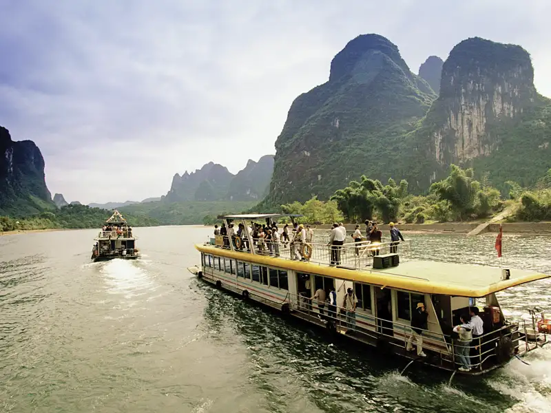 Auf unserer Marco Polo Reise unternehmen wir auch einen Ausflug in die Traumlandschaft der Kegelkarstberge. Bei einer Floßfahrt auf dem Li-Fluss fahren wir vorbei an Bambushainen, Zitrusgärten, Felswänden und Dörfern.