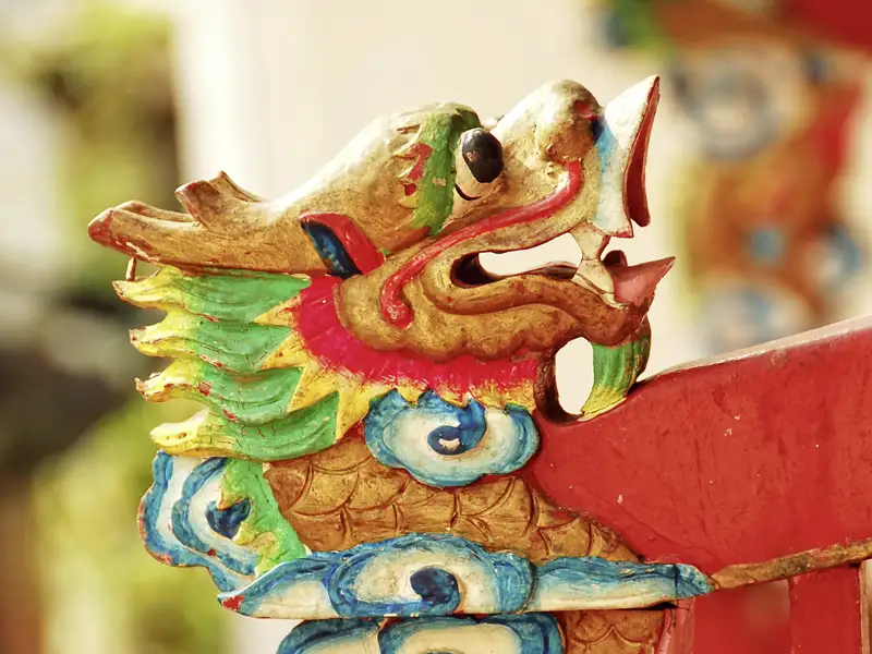 Auf Ihrer Marco Polo Entdeckerreise nach Singapur und Malaysia begegnen Ihnen immer wieder farbenfrohe Drachenfiguren