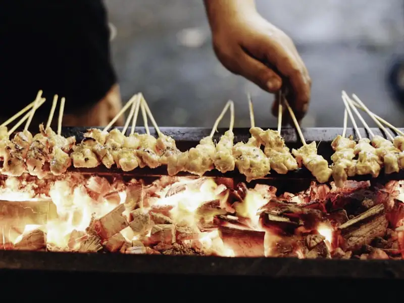 Auch die kulinarische Seite kommt auf unserer Rundreise durch Malaysia nicht zu kurz: Auf der Streetfood-Tour in Kuala Lumpur  probieren wir uns durch das Angebot der Freiluftküchen.