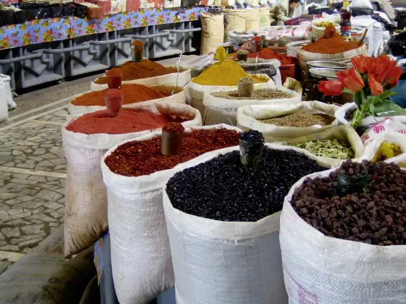 Während unserer Reise in kleiner Gruppe durch Usbekistan werden wir den Chorsu-Basar in Taschkent besuchen. Viele unterschiedliche Gewürze und Früchte erwarten uns!