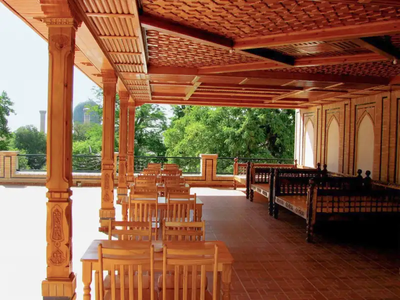 Auf unserer Marco Polo Reise wohnen wir  mit Ausblick auf eine der wichtigsten Sehenswürdigkeiten Usbekistans. Die blaue Kuppel des Mausoleums Gur Emir, das dem Nationalhelden Timur gewidmet ist, sehen wir von der Dachterrasse bestens.