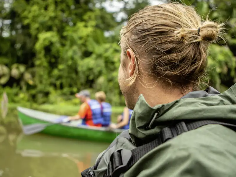 Auf unserer Marco Polo Rundreise durch Costa Rica ist Entdeckergeist gefragt! Bei einer Bootsfahrt auf dem Río Frío im Cano-Negro-Wildreservat erspähen wir mit inzwischen geübtem Blick für die Wunder der Natur Brüllaffen, Kaimane, Papageien & Co.
