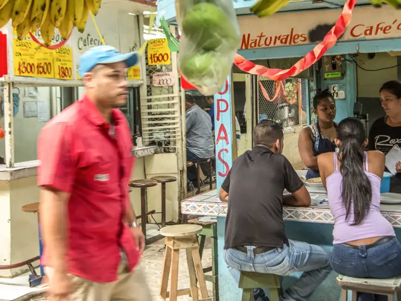 Auf Ihrer Rundreise mit Marco Polo durch Costa Rica können Sie an bunten Streetfood-Ständen erfrischende Getränke, vitaminreiche Snacks und lokale Spezialitäten genießen.