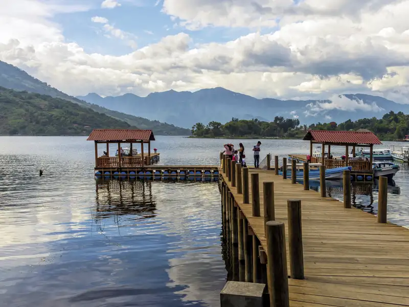 Für viele einer der schönsten Seen der Welt: der Atitlánsee in Guatemala. Auf unserer Reise in der Mini-Gruppe erkunden wir mit Marco Polo Scout per Boot den tiefblauen See und die Mayasiedlungen an seinem malerischen Ufer.