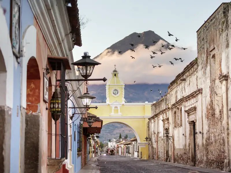 Erleben Sie mit Marco Polo Scout auf der Reise nach Guatemala und El Salvador die koloniale Pracht Antiguas: kopfsteingepflasterte Straßen, farbenfrohe Fassaden und eindrucksvolle Kirchen und Klöster vor der Kulisse der gewaltigen Vulkane Agua, Fuego und Acatenango.