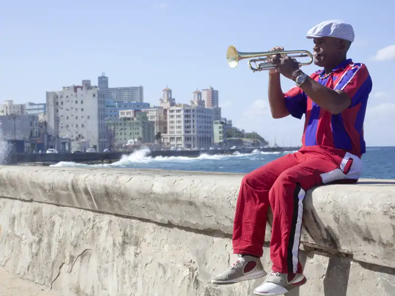 Kuba pur auf Ihrer Marco Polo-Reise in kleiner Gruppe: authentische Begegnungen, lebendige Rhythmen, türkisblaues Meer und das unverwechselbare Lebensgefühl der Insel.