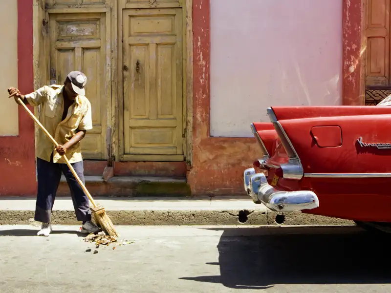 Auf unserer Rundreise durch Kuba kommen uns immer wieder Oldtimer vor die Linse. Authentische Alltagsszenen wie aus der Zeit gefallen - Kuba pur zwischen Geschichte und Gegenwart!