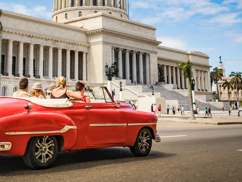 Auf unserer Marco Polo-Reise in der Mini-Gruppe cruisen wir in liebevoll in Schuss gehaltenen Oldtimern durch Havanna und entdecken mit E-Bikes im Retrolook das authentische Havanna abseits der üblichen Touristenpfade.