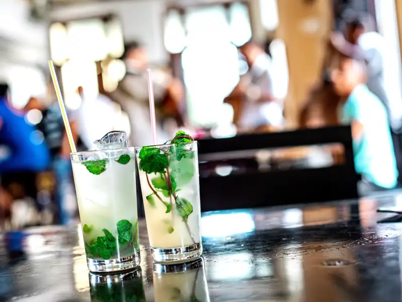 Frisch gemixter Mojito - mit Minze, Limette und kubanischer Gastfreundschaft! Auch dafür gibt es genügend Gelegenheit auf unserer Marco Polo-Reise durch Kuba in der Mini-Gruppe!