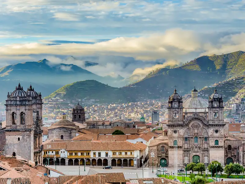 Auf unserer Rundreise kommen wir auch nach Cusco. Hier der Blick über die ehemalige Hauptstadt der Inkas, mit dem kolonialen Hauptplatz Plaza de Armas im Vordergrund.