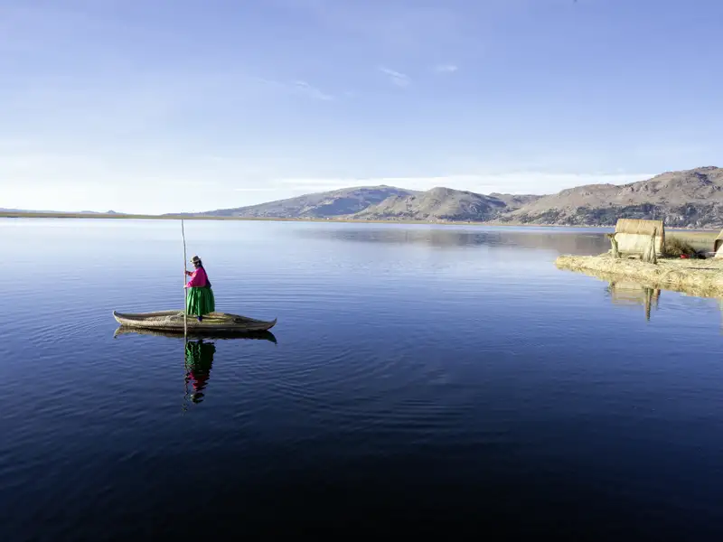 Am Titicacasee begegnet uns das Volk der Urus auf den schmimmenden Inseln. Wie die Inseln sind auch die Boote der Urus aus Binsengras.