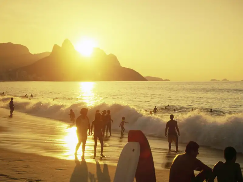 Die letzte Station unserer Marco Polo-Reise durch Südamerika ist Rio de Janeiro. Vom Corcovado und dem Zuckerhut genießen wir atemberaubende Ausblicke auf die Stadt und ihre Strände. Natürlich bleibt auch Zeit, um das berühmte Beachlife am Strand von Copacabana zu erleben.