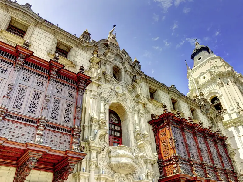 Unsere Marco Polo-Reise durch Südamerika startet in Lima, wo koloniales Flair die Altstadt prägt. An der Plaza de Armas besichtigen wir die beeindruckende Kathedrale und wagen einen spannenden Abstieg in die geheimnisvollen Katakomben – ein faszinierender Auftakt der Reise.