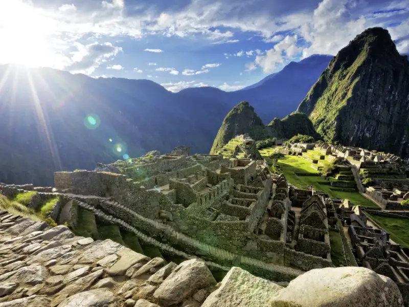 Ein Highlight jeder Südamerika-Reise: die legendären Ruinen von Machu Picchu in Peru. Umgeben von den grünen Berghängen der Anden thront die Inkastadt inmitten spektakulärer Natur – ein unvergesslicher Höhepunkt auf Ihrer Marco Polo-Reise.