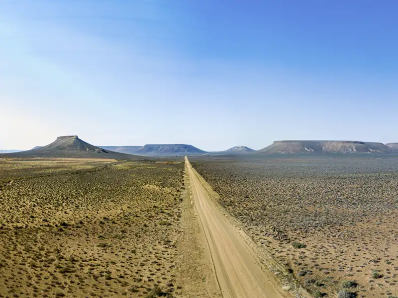Bei Oudtshoorn erleben wir auf unserer Südafrika-Rundreise mit Marco Polo die Weite der Halbwüstenlandschaft der Karoo.