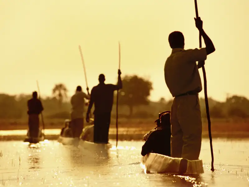 Die Wasserwelten des Okavango lassen sich gut  mit dem Boot erkunden, modern oder traditionell wie hier mit dem Mokoro.