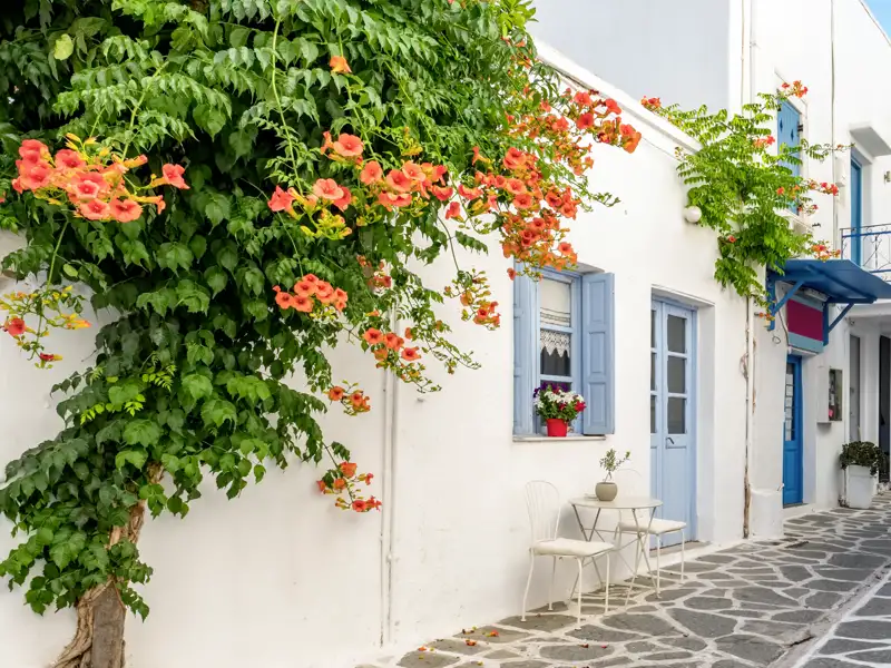 Auf Paros spazieren wir auf unserer Rundreise über die Kykladen durch die Gassen der Hafenstadt Parikia.