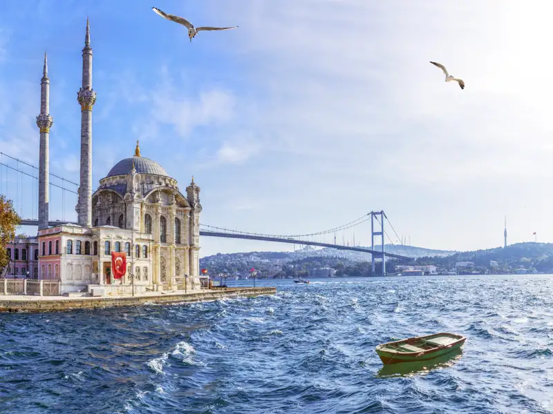 Zu den eindrucksvollsten Erlebnissen auf der Marco Polo Reise in der Mini-Gruppe nach Istanbul zählt unsere Fahrt auf dem Bosporus zwischen den Kontinenten.