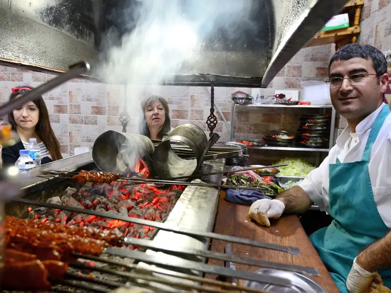 Auf der Marco Polo Reise in der Mini-Gruppe schauen Sie auf der Food-Tour durch Istanbul auch in einem Grillimbiss vorbei.