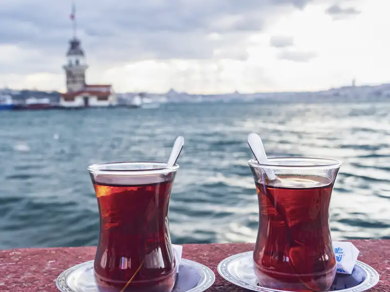 Teepausen gehören auf unserer Marco Polo Städtereise in der Mini-Gruppe nach Istanbul einfach dazu - mal mit Ausblick, mal in einem Teehaus mitten unter den Menschen.