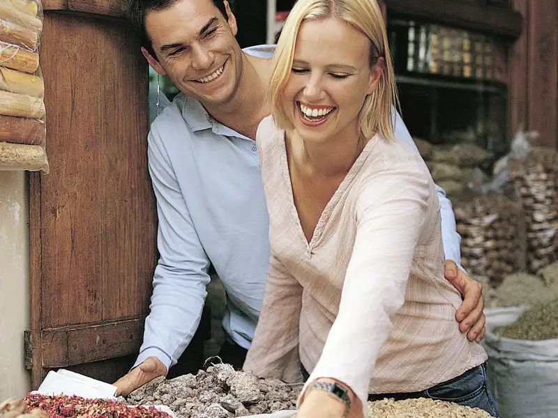 Ein besonderes Erlebnis auf unserer Marco Polo Reise in der Mini-Gruppe nach Istanbul: der Duft nach Orient. Im Basar riechen und schmecken wir die Vielfalt der Nüsse, getrockneten Früchte, Gewürze und mehr.