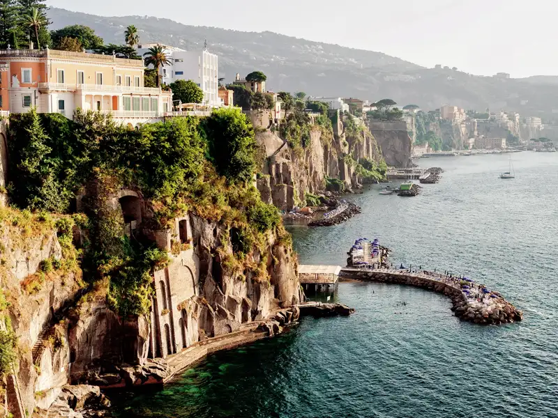 Auf unserer Rundreise an den Golf von Neapel schauen wir uns gemeinsam im Städtchen Sorrent um.