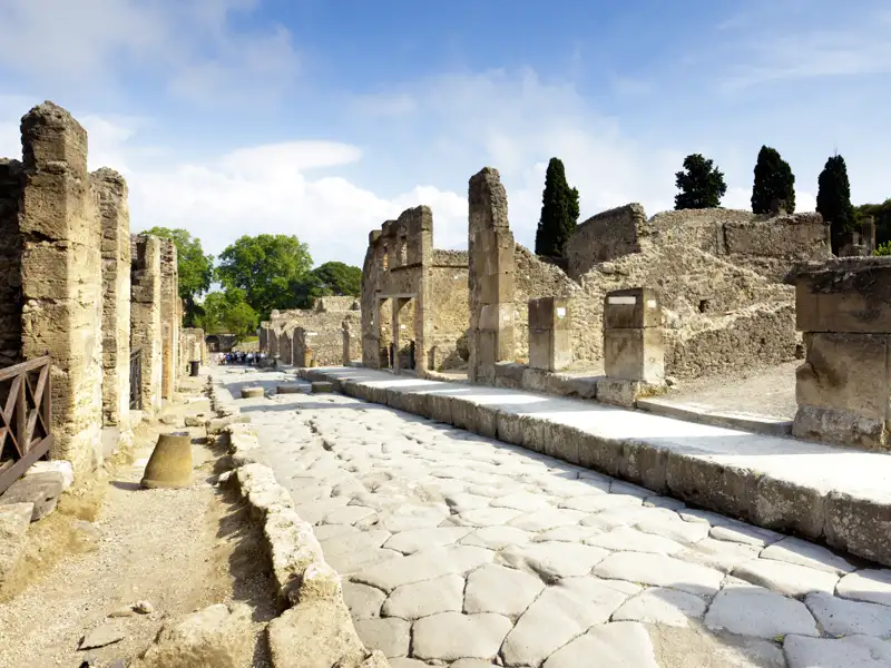Auf unserer Entdeckerreise zum Golf von Neapel besichtigen wir natürlich die Ruinen des vom Vesuv zerstörten Pompeji (UNESCO-Welterbe). Zwischen Säulen und Mosaiken erfahren wir etwas über die  letzten dramatischen Stunden, bevor die Stadt komplett ausgelöscht wurde.