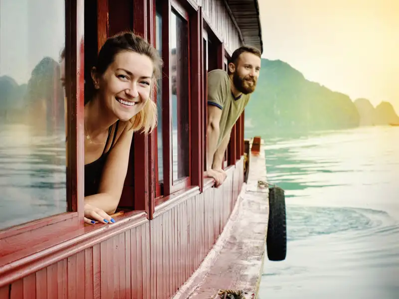 In der Halongbucht erleben wir bei einer Bootsfahrt die Schönheit der vietnamesischen Küste.