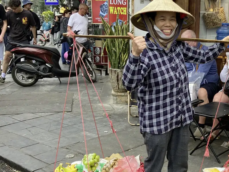 Fliegende Händler prägen das Straßenbild in Vietnam.