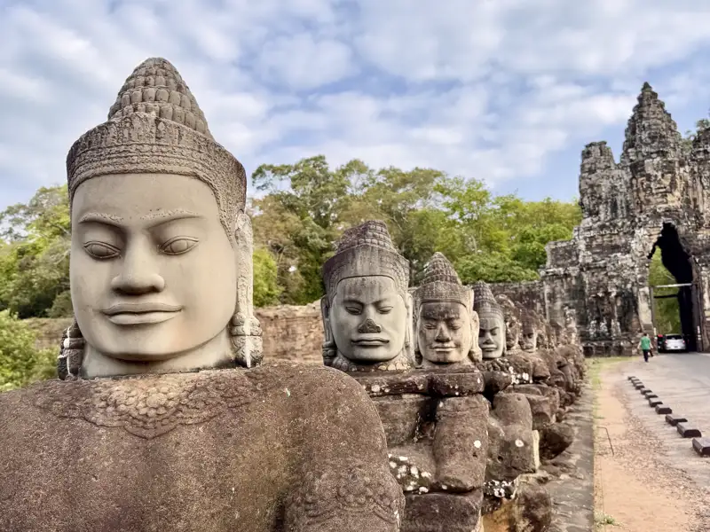 Nachmittags in Angkor Wat, wo die Steinmetze zur Hochform aufliefen: Wir bestaunen keulenschwingende Supermänner und Himmelsnymphen mit Modelfigur.