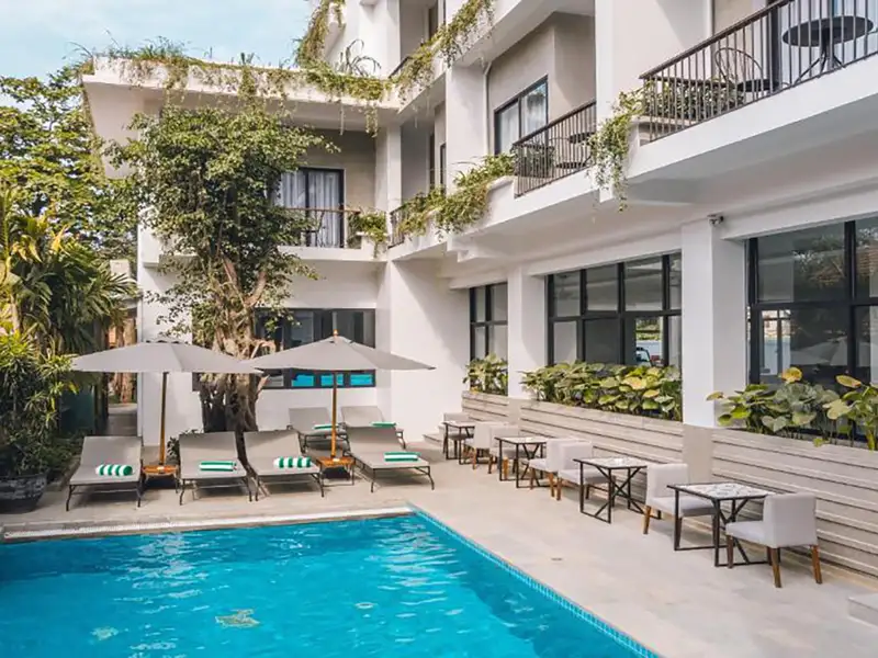 Das Hotel Angkor Auropa: Die Travellerstadt Siem Reap ist das Tor zu den Tempeln von Angkor. Unser kleines Boutique-Hotel mit 32 Zimmern und Pool liegt mittendrin! Zu Fuß kommt man schnell zu den Garküchen des Nachtmarkts oder zur Pub Street.