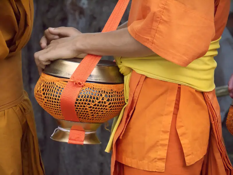 Auf der Rundreise durch Laos begegnen wir immer wieder buddhistischen Mönchen in ihren orangen Roben. Wer mag, steht in Luang Prabang früh auf, um sie bei ihrem morgendlichen Almosengang zu sehen.